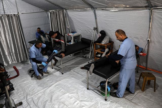 (260119) -- GAZA, Jan. 19, 2026 (Xinhua) -- Medical workers provide treatment for injured Palestinians in Gaza City, Jan. 19, 2026. (Photo by Rizek Abdeljawad/Xinhua)