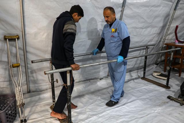 (260119) -- GAZA, Jan. 19, 2026 (Xinhua) -- A medical worker provides treatment for an injured Palestinian man in Gaza City, Jan. 19, 2026. (Photo by Rizek Abdeljawad/Xinhua)
