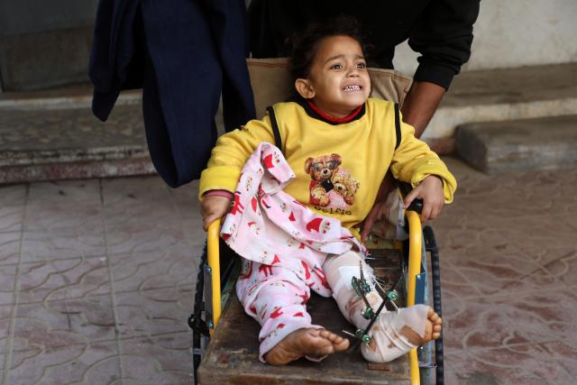 (260119) -- GAZA, Jan. 19, 2026 (Xinhua) -- An injured Palestinian child wait in a health center in Gaza City, Jan. 19, 2026. (Photo by Rizek Abdeljawad/Xinhua)