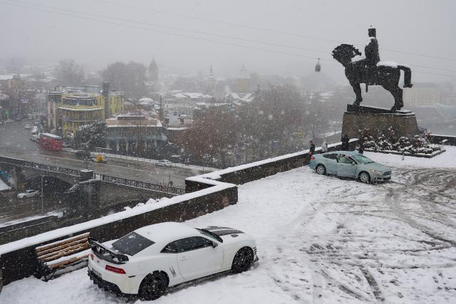 (260119) -- TBILISI, Jan. 19, 2026 (Xinhua) -- People enjoy snow scenery near the the statue of King Vakhtang Gorgasali in Tbilisi, capital of Georgia, Jan. 19, 2026. (Photo by Alexander Imedashvili/Xinhua)