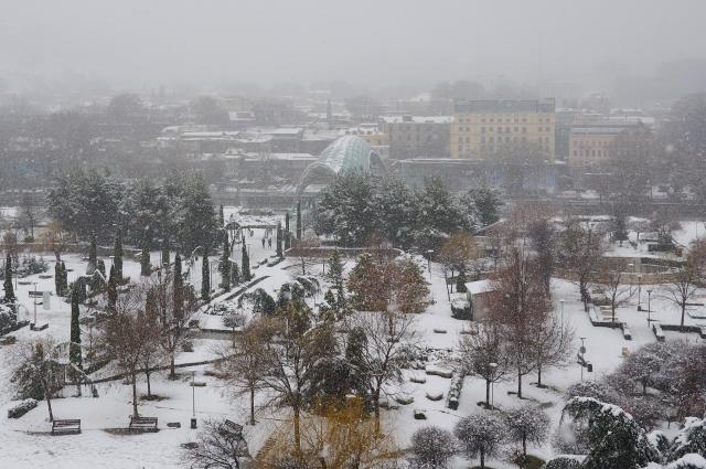(260119) -- TBILISI, Jan. 19, 2026 (Xinhua) -- Photo taken on Jan. 19, 2026 shows snowy scenery in Rike Park in Tbilisi, capital of Georgia. (Photo by Alexander Imedashvili/Xinhua)