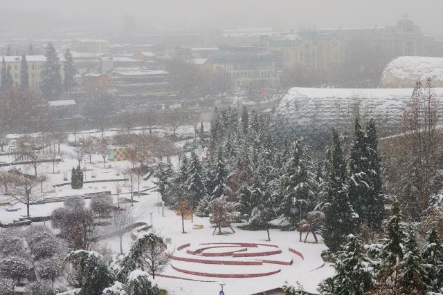 (260119) -- TBILISI, Jan. 19, 2026 (Xinhua) -- Photo taken on Jan. 19, 2026 shows snowy scenery in Rike Park in Tbilisi, capital of Georgia. (Photo by Alexander Imedashvili/Xinhua)