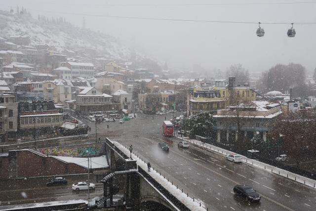 (260119) -- TBILISI, Jan. 19, 2026 (Xinhua) -- Photo taken on Jan. 19, 2026 shows snowy scenery on Metekhi Bridge and surrounding buildings in Tbilisi, capital of Georgia. (Photo by Alexander Imedashvili/Xinhua)