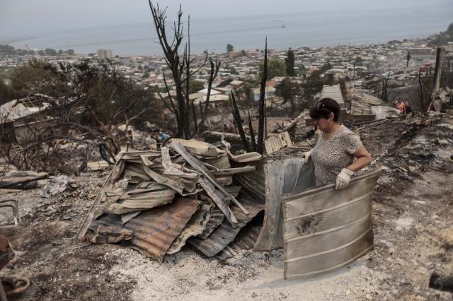(260119) -- PENCO, Jan. 19, 2026 (Xinhua) -- Residents clean a fire-affected area in Penco, Biobio region, Chile, Jan. 19, 2026. Chilean President Gabriel Boric has declared a state of catastrophe in the regions of Nuble and Biobio to address the emergency. (Str/Xinhua)