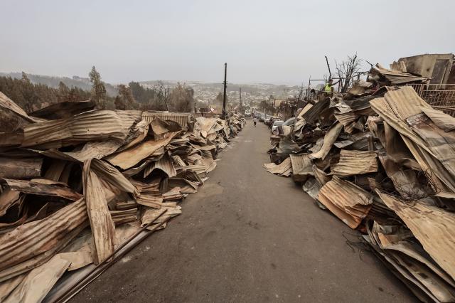 (260119) -- PENCO, Jan. 19, 2026 (Xinhua) -- Photo taken on Jan. 19, 2026 shows a fire-affected area in Penco, Biobio region, Chile. Chilean President Gabriel Boric has declared a state of catastrophe in the regions of Nuble and Biobio to address the emergency. (Str/Xinhua)