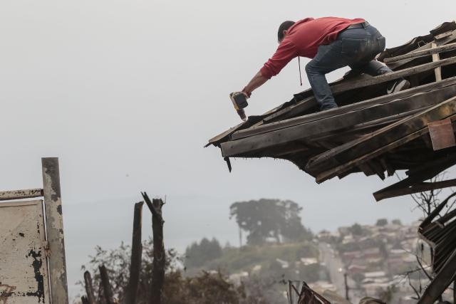 (260119) -- PENCO, Jan. 19, 2026 (Xinhua) -- A resident cleans a fire-affected area in Penco, Biobio region, Chile, Jan. 19, 2026. Chilean President Gabriel Boric has declared a state of catastrophe in the regions of Nuble and Biobio to address the emergency. (Str/Xinhua)
