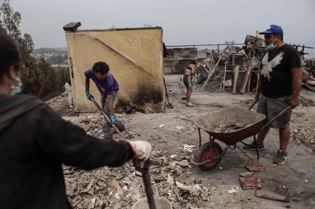 (260119) -- PENCO, Jan. 19, 2026 (Xinhua) -- Residents clean a fire-affected area in Penco, Biobio region, Chile, Jan. 19, 2026. Chilean President Gabriel Boric has declared a state of catastrophe in the regions of Nuble and Biobio to address the emergency. (Str/Xinhua)