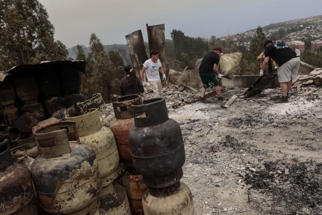 (260119) -- PENCO, Jan. 19, 2026 (Xinhua) -- Residents clean a fire-affected area in Penco, Biobio region, Chile, Jan. 19, 2026. Chilean President Gabriel Boric has declared a state of catastrophe in the regions of Nuble and Biobio to address the emergency. (Str/Xinhua)