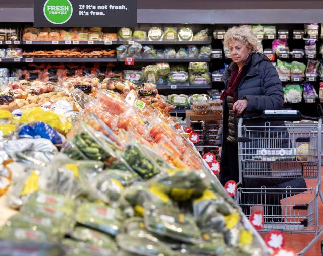 (260119) -- TORONTO, Jan. 19, 2026 (Xinhua) -- A customer shops for groceries at a supermarket in Toronto, Canada, Jan. 19, 2026. Canada's Consumer Price Index (CPI) rose 2.4 percent year on year in December, following a 2.2 percent increase in November, Statistics Canada said on Monday. (Photo by Zou Zheng/Xinhua)