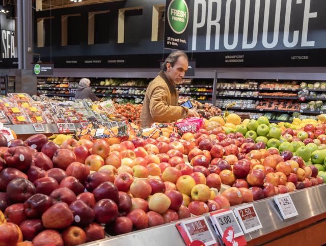 (260119) -- TORONTO, Jan. 19, 2026 (Xinhua) -- Customers shop for fruit at a supermarket in Toronto, Canada, Jan. 19, 2026. Canada's Consumer Price Index (CPI) rose 2.4 percent year on year in December, following a 2.2 percent increase in November, Statistics Canada said on Monday. (Photo by Zou Zheng/Xinhua)