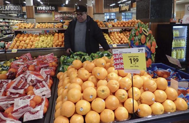 (260119) -- VANCOUVER, Jan. 19, 2026 (Xinhua) -- A customer shops for food at a grocery store in Vancouver, British Columbia, Canada, Jan. 19, 2026. Canada's Consumer Price Index (CPI) rose 2.4 percent year on year in December, following a 2.2 percent increase in November, Statistics Canada said on Monday. (Photo by Liang Sen/Xinhua)