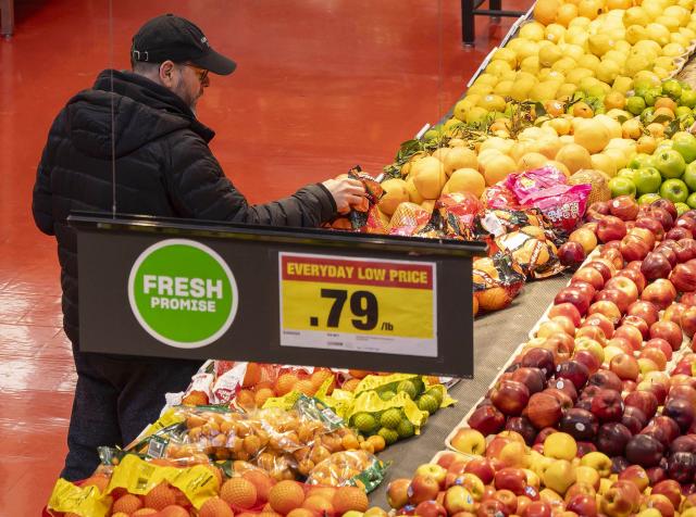 (260119) -- TORONTO, Jan. 19, 2026 (Xinhua) -- A customer shops for fruit at a supermarket in Toronto, Canada, Jan. 19, 2026. Canada's Consumer Price Index (CPI) rose 2.4 percent year on year in December, following a 2.2 percent increase in November, Statistics Canada said on Monday. (Photo by Zou Zheng/Xinhua)