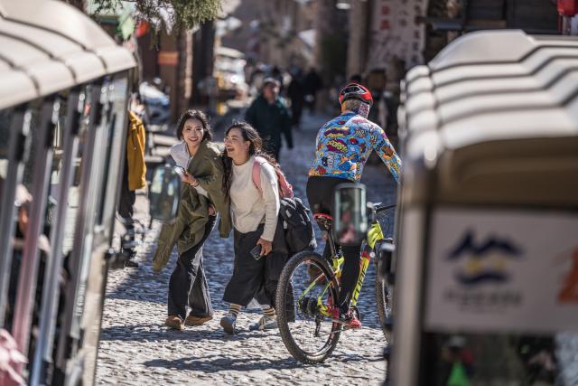 (260120) -- BEIJING, Jan. 20, 2026 (Xinhua) -- People visit the Yuhu Village of Lijiang City, southwest China's Yunnan Province, Jan. 17, 2026. Yuhu Village, nestled in Baisha Township of Yulong Naxi Autonomous County in the city of Lijiang in Yunnan, is one of the earliest settlements of the Naxi ethnic people. The village was once among the poorest villages in Lijiang because of its poor soil and limited transportation links.   
  In recent years, Yuhu has developed a distinct path that balances economic growth with environmental protection. Leveraging its well-preserved Naxi cultural heritage and exceptional natural scenery, the village has attracted visitors from around the world. At the same time, it has continued to improve infrastructure and public services, attracting a growing number of residents to return home for businesses.  
  In 2025, Yuhu Village welcomed about 1.2 million visits, generating 75 million yuan (10.8 million U.S. dollars) in revenue -- with the average income of locals increasing from 13,000 yuan (1,865 U.S. dollars) in 2019 to about 35,000 yuan (5,022 U.S. dollars). (Xinhua/Wang Guansen)