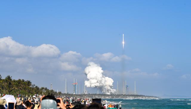 (260120) -- BEIJING, Jan. 20, 2026 (Xinhua) -- A Long March-12 carrier rocket carrying the 19th group of low-orbit internet satellites blasts off from the Hainan commercial spacecraft launch site in south China's Hainan Province, Jan. 19, 2026. China launched a Long March-12 carrier rocket on Monday in the southern island province of Hainan, sending a group of internet satellites into space.
   The rocket lifted off at 3:48 p.m. from the Hainan commercial spacecraft launch site. The payloads, the 19th group of low-orbit internet satellites, entered into preset orbit successfully. (Xinhua/Yang Guanyu)