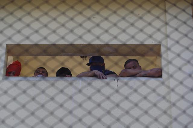 (260120) -- BEIJING, Jan. 20, 2026 (Xinhua) -- Inmates watch a riot at the Men's Detention Center Fraijanes II, Fraijanes Municipality, Guatemala, Jan. 17, 2026. Guatemalan President Bernardo Arevalo has declared a nationwide state of siege for 30 days following a wave of coordinated attacks against the country's National Civil Police, which left at least seven officers dead, authorities said Sunday.
   The emergency measure seeks to strengthen state action against criminal gangs and guarantee public security, Arevalo said, after violence erupted in connection with prison riots in which gang members took 46 people hostage at three detention centers.
   Arevalo also decreed three days of national mourning for the fallen officers and confirmed that authorities have regained control of the three prisons where unrest was reported. (Str/Xinhua)