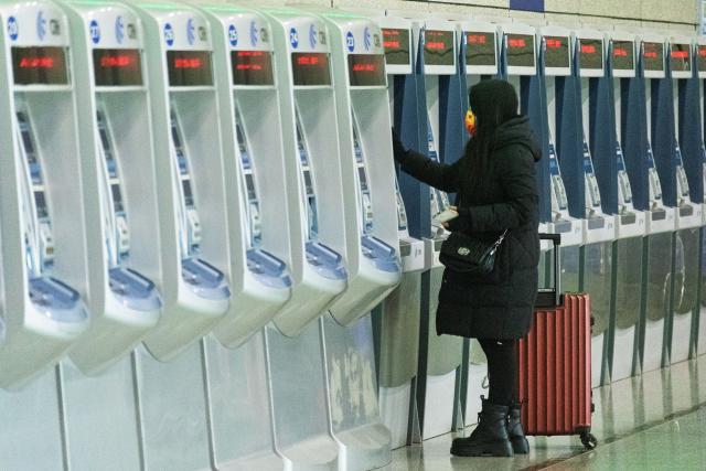(260120) -- BEIJING, Jan. 20, 2026 (Xinhua) -- A passenger purchases train ticket at a railway station in Nanjing, east China's Jiangsu Province, Jan. 19, 2026. Train tickets for the first day of the 2026 Spring Festival travel rush went on sale on Monday, China's railway operator said.
   This year's travel rush period, known as chunyun, will run from Feb. 2 to March 13, according to China State Railway Group Co., Ltd. (Photo by Sun Zhongnan/Xinhua)