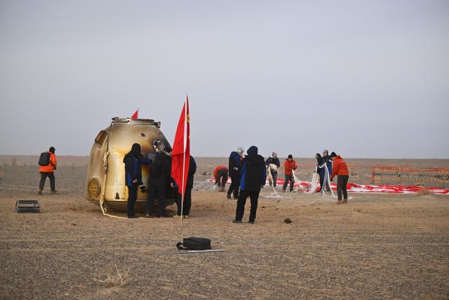 (260120) -- BEIJING, Jan. 20, 2026 (Xinhua) -- The return capsule of the Shenzhou-20 spaceship is pictured at the Dongfeng landing site in north China's Inner Mongolia Autonomous Region on Jan. 19, 2026. (Xinhua/Li Zhipeng)