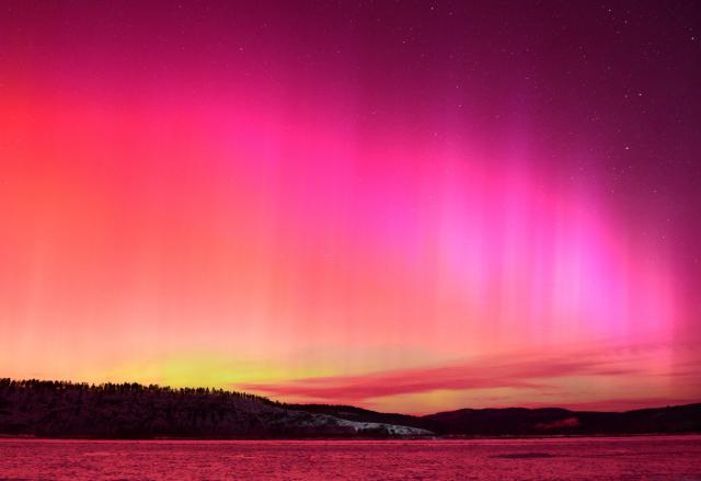(260120) -- MOHE, Jan. 20, 2026 (Xinhua) -- This photo taken on Jan. 20, 2026 shows the aurora seen in Beiji Village of Mohe, northeast China's Heilongjiang Province. (Photo by Guo Xinyu/Xinhua)