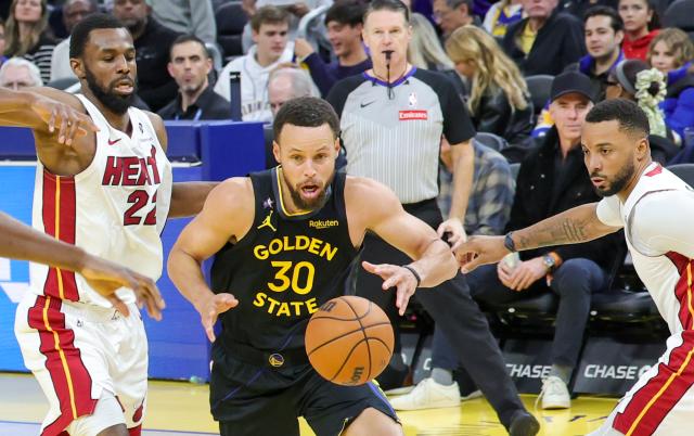 (260120) -- SAN FRANCISCO, Jan. 20, 2026 (Xinhua) -- Golden State Warriors' Stephen Curry (C) vies for the ball during the 2025-2026 NBA regular season basketball game between Golden State Warriors and Miami Heat in San Francisco, the United States, Jan. 19, 2026. (Photo by Arthur Dong/Xinhua)