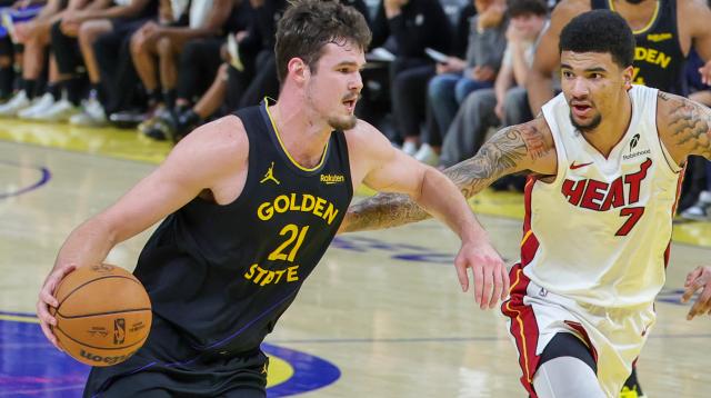 (260120) -- SAN FRANCISCO, Jan. 20, 2026 (Xinhua) -- Golden State Warriors' Quinten Post (L) breaks through against Miami Heat's Kel'el Ware during the 2025-2026 NBA regular season basketball game between Golden State Warriors and Miami Heat in San Francisco, the United States, Jan. 19, 2026. (Photo by Arthur Dong/Xinhua)