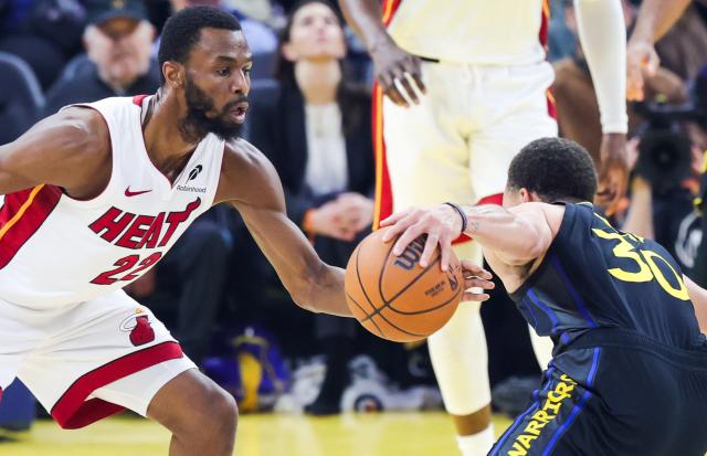 (260120) -- SAN FRANCISCO, Jan. 20, 2026 (Xinhua) -- Miami Heat's Andrew Wiggins (L) defends Golden State Warriors' Stephen Curry during the 2025-2026 NBA regular season basketball game between Golden State Warriors and Miami Heat in San Francisco, the United States, Jan. 19, 2026. (Photo by Arthur Dong/Xinhua)