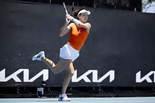 (260120) -- MELBOURNE, Jan. 20, 2026 (Xinhua) -- Wang Xinyu of China hits a return during the women's singles 1st round match against Anhelina Kalinina of Ukraine at the Australian Open tennis tournament in Melbourne, Australia, Jan. 20, 2026. (Photo by Hu Jingchen/Xinhua)