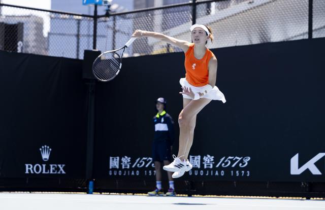 (260120) -- MELBOURNE, Jan. 20, 2026 (Xinhua) -- Wang Xinyu of China serves during the women's singles 1st round match against Anhelina Kalinina of Ukraine at the Australian Open tennis tournament in Melbourne, Australia, Jan. 20, 2026. (Photo by Hu Jingchen/Xinhua)