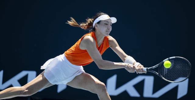 (260120) -- MELBOURNE, Jan. 20, 2026 (Xinhua) -- Wang Xinyu of China hits a return during the women's singles 1st round match against Anhelina Kalinina of Ukraine at the Australian Open tennis tournament in Melbourne, Australia, Jan. 20, 2026. (Photo by Hu Jingchen/Xinhua)