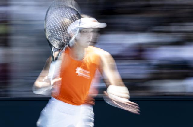 (260120) -- MELBOURNE, Jan. 20, 2026 (Xinhua) -- Wang Xinyu of China hits a return during the women's singles 1st round match against Anhelina Kalinina of Ukraine at the Australian Open tennis tournament in Melbourne, Australia, Jan. 20, 2026. (Photo by Hu Jingchen/Xinhua)