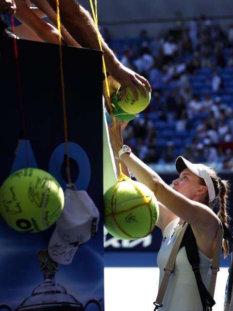 (260120) -- MELBOURNE, Jan. 20, 2026 (Xinhua) -- Elena Rybakina of Kazakhstan signs her autograph for fans after the women's singles 1st round match against Kaja Juvan of Slovenia at the Australian Open tennis tournament in Melbourne, Australia, Jan. 20, 2026. (Xinhua/Ma Ping)