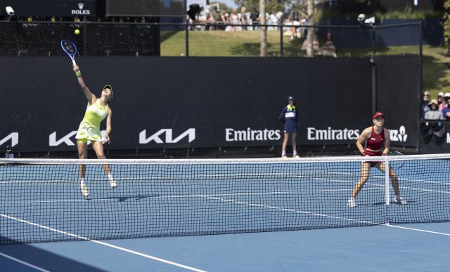 (260120) -- MELBOURNE, Jan. 20, 2026 (Xinhua) -- Tang Qianhui (L) of China/Maia Lumsden of Britain compete during the women's doubles 1st round match against Sara Errani/Jasmine Paolini of Italy at the Australian Open tennis tournament in Melbourne, Australia, Jan. 20, 2026. (Photo by Hu Jingchen/Xinhua)