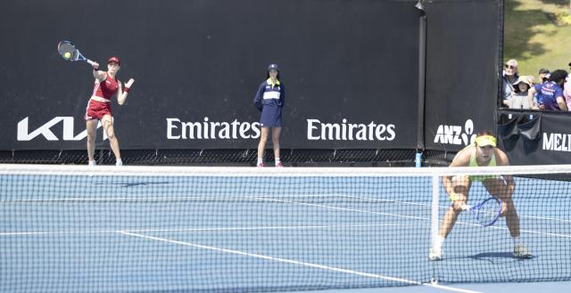 (260120) -- MELBOURNE, Jan. 20, 2026 (Xinhua) -- Tang Qianhui (R) of China/Maia Lumsden of Britain compete during the women's doubles 1st round match against Sara Errani/Jasmine Paolini of Italy at the Australian Open tennis tournament in Melbourne, Australia, Jan. 20, 2026. (Photo by Hu Jingchen/Xinhua)