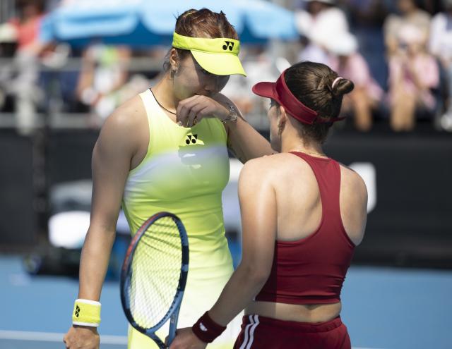 (260120) -- MELBOURNE, Jan. 20, 2026 (Xinhua) -- Tang Qianhui (L) of China/Maia Lumsden of Britain react during the women's doubles 1st round match against Sara Errani/Jasmine Paolini of Italy at the Australian Open tennis tournament in Melbourne, Australia, Jan. 20, 2026. (Photo by Hu Jingchen/Xinhua)