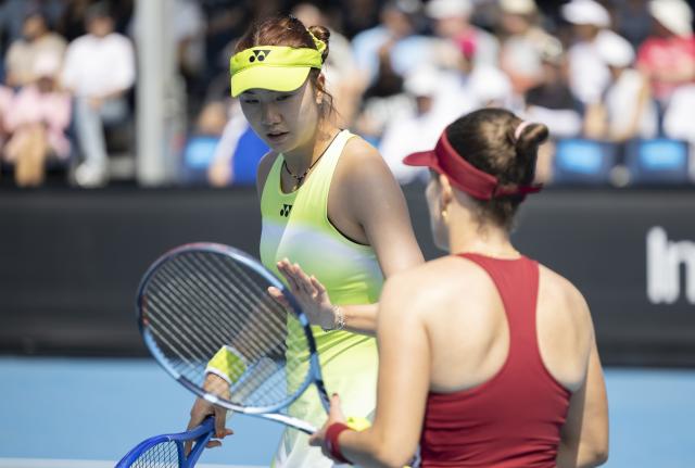(260120) -- MELBOURNE, Jan. 20, 2026 (Xinhua) -- Tang Qianhui (L) of China/Maia Lumsden of Britain react during the women's doubles 1st round match against Sara Errani/Jasmine Paolini of Italy at the Australian Open tennis tournament in Melbourne, Australia, Jan. 20, 2026. (Photo by Hu Jingchen/Xinhua)