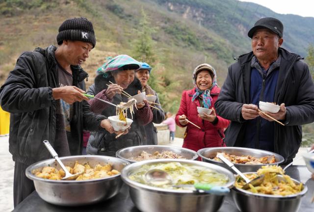 (260120) -- ZHAOTONG, Jan. 20, 2026 (Xinhua) -- Villagers have lunch at a temporary relocation site in Hongshiyan Village of Qiaojia County, southwest China's Yunnan Province, Jan. 20, 2026. A 5.1-magnitude earthquake jolted Qiaojia County in southwest China's Yunnan Province on Monday evening, prompting local authorities to evacuate dozens of residents, though no casualties or building collapses were reported. The China Earthquake Administration has activated a Level-III emergency response to the earthquake in Yunnan and dispatched working teams to the affected area to support local relief efforts. (Xinhua/Chen Xinbo)