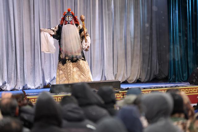 (260120) -- DINGXI, Jan. 20, 2026 (Xinhua) -- An artist performs in a Qinqiang opera at a Spring Festival shopping market in Anding District of Dingxi City, northwest China's Gansu Province, Jan. 19, 2026. The Spring Festival shopping market opened its doors at the potato trading center in Anding District of Dingxi City on Monday and will run until Chinese Lunar New Year's Eve. 
   The marketplace drew tens of thousands of visitors on the opening day, with agricultural specialties, local delicacies, children's entertainment, Qinqiang opera performances, and intangible cultural heritage experiences. There were also hundreds of social media influencers broadcasting the bustling market via live-streaming, and collaborating with on-site vendors to promote local high-quality agricultural products, in an effort to activate holiday consumption potential. (Photo by Qi Fuhong/Xinhua)
