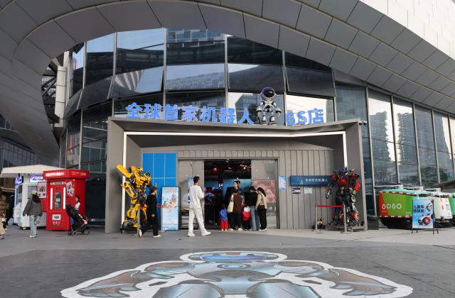 (260120) -- SHENZHEN, Jan. 20, 2026 (Xinhua) -- This photo taken on Jan. 16, 2026 shows the world's first robot 6S store in Longgang District of Shenzhen, south China's Guangdong Province. Recently, a number of retail stores in tech sector opened in many business districts of Shenzhen. In theses tech stores, consumers can experience smart electronic products such as embodied intelligent robots, 3D printing, and smart glasses. Shenzhen, a city at the forefront of China's intelligent manufacturing, is creating new scenarios of immersive retail consumption, bringing cutting-edge technology to consumers. (Xinhua/Liang Xu)