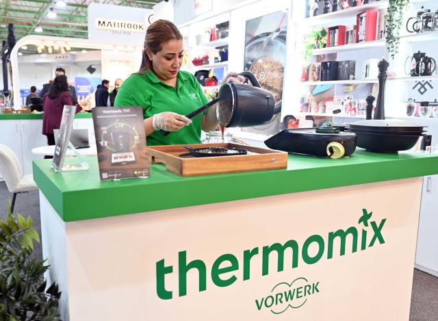 (260120) -- HAWALLI GOVERNORATE, Jan. 20, 2026 (Xinhua) -- A cook prepares food during the HORECA Kuwait 2026 exhibition in Hawalli Governorate, Kuwait, Jan. 19, 2026. The exhibition was launched here on Monday and will continue until Jan. 21.  HORECA is a combination of the words HO (hotels), RE (restaurants) and CA (cafes). (Photo by Asad/Xinhua)