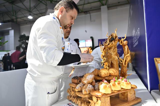 (260120) -- HAWALLI GOVERNORATE, Jan. 20, 2026 (Xinhua) -- A cook prepares food during the HORECA Kuwait 2026 exhibition in Hawalli Governorate, Kuwait, Jan. 19, 2026. The exhibition was launched here on Monday and will continue until Jan. 21.  HORECA is a combination of the words HO (hotels), RE (restaurants) and CA (cafes). (Photo by Asad/Xinhua)