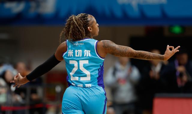 (260120) -- BEIJING, Jan. 20, 2026 (Xinhua) -- Tiffany Mitchell of Beijing Great Wall celebrates scoring during the 18th round regular season match between Beijing Great Wall and Guangdong Vermilion Birds at the 2025-2026 Women's Chinese Basketball Association (WCBA) league in Beijing, China, Jan. 20, 2026. (Xinhua/Wang Lili)