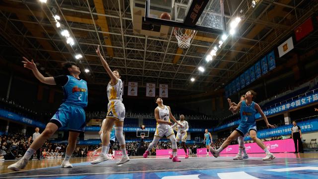 (260120) -- BEIJING, Jan. 20, 2026 (Xinhua) -- Zheng Ming (1st L) of Beijing Great Wall shoots during the 18th round regular season match between Beijing Great Wall and Guangdong Vermilion Birds at the 2025-2026 Women's Chinese Basketball Association (WCBA) league in Beijing, China, Jan. 20, 2026. (Xinhua/Wang Lili)