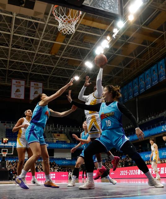 (260120) -- BEIJING, Jan. 20, 2026 (Xinhua) -- Kamilla Cardoso (C) of Guangdong Vermilion Birds shoots during the 18th round regular season match between Beijing Great Wall and Guangdong Vermilion Birds at the 2025-2026 Women's Chinese Basketball Association (WCBA) league in Beijing, China, Jan. 20, 2026. (Xinhua/Wang Lili)