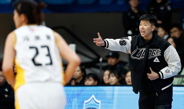 (260120) -- BEIJING, Jan. 20, 2026 (Xinhua) -- Huang Sijing, coach of Guangdong Vermilion Birds, instructs the players during the 18th round regular season match between Beijing Great Wall and Guangdong Vermilion Birds at the 2025-2026 Women's Chinese Basketball Association (WCBA) league in Beijing, China, Jan. 20, 2026. (Xinhua/Wang Lili)