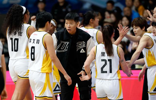(260120) -- BEIJING, Jan. 20, 2026 (Xinhua) -- Huang Sijing (C), coach of Guangdong Vermilion Birds, instructs the players during the 18th round regular season match between Beijing Great Wall and Guangdong Vermilion Birds at the 2025-2026 Women's Chinese Basketball Association (WCBA) league in Beijing, China, Jan. 20, 2026. (Xinhua/Wang Lili)