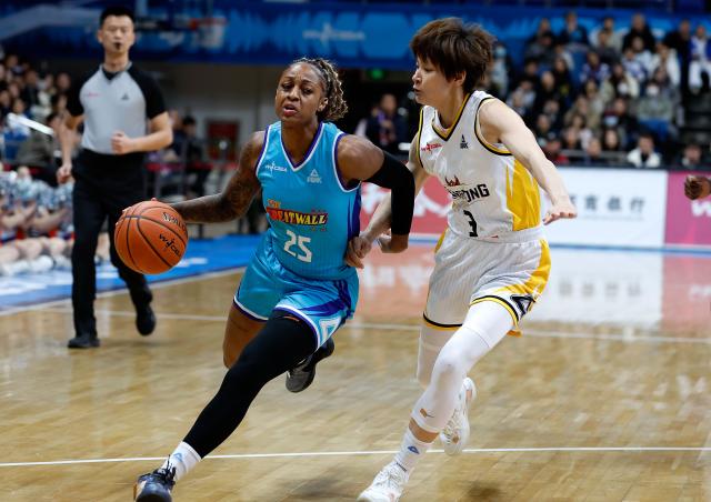 (260120) -- BEIJING, Jan. 20, 2026 (Xinhua) -- Tiffany Mitchell of Beijing Great Wall breaks through during the 18th round regular season match between Beijing Great Wall and Guangdong Vermilion Birds at the 2025-2026 Women's Chinese Basketball Association (WCBA) league in Beijing, China, Jan. 20, 2026. (Xinhua/Wang Lili)
