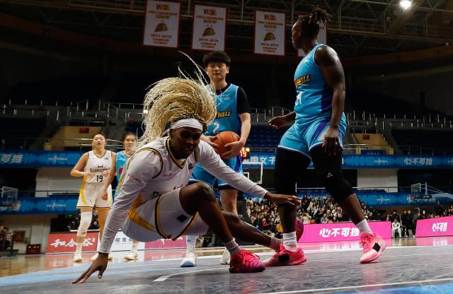 (260120) -- BEIJING, Jan. 20, 2026 (Xinhua) -- Aliyah Collier (Front) of Guangdong Vermilion Birds competes during the 18th round regular season match between Beijing Great Wall and Guangdong Vermilion Birds at the 2025-2026 Women's Chinese Basketball Association (WCBA) league in Beijing, China, Jan. 20, 2026. (Xinhua/Wang Lili)