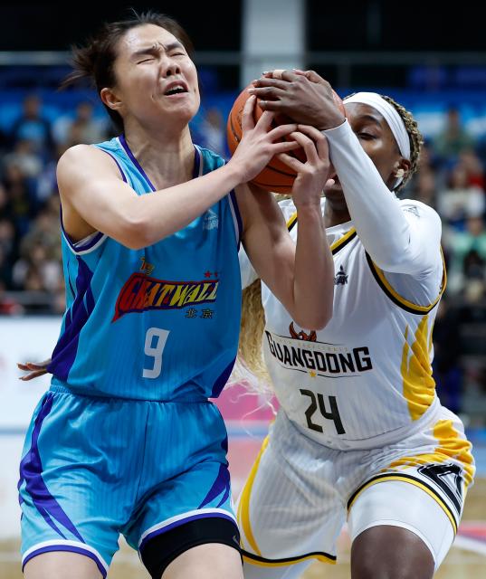 (260120) -- BEIJING, Jan. 20, 2026 (Xinhua) -- Aliyah Collier (R) of Guangdong Vermilion Birds vies with Liu Jiaqi of Beijing Great Wall during the 18th round regular season match between Beijing Great Wall and Guangdong Vermilion Birds at the 2025-2026 Women's Chinese Basketball Association (WCBA) league in Beijing, China, Jan. 20, 2026. (Xinhua/Wang Lili)