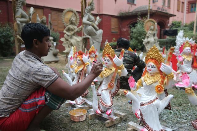 (260120) -- DHAKA, Jan. 20, 2026 (Xinhua) -- An idol maker paints a clay idol ahead of Saraswati Puja Festival in Dhaka, Bangladesh, on Jan. 20, 2026. (Photo by Habibur Rahman/Xinhua)