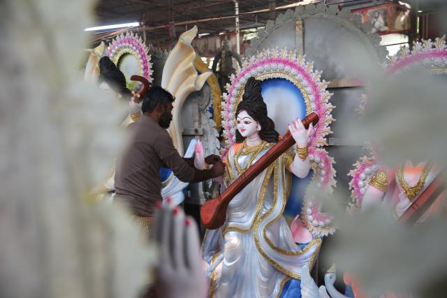 (260120) -- DHAKA, Jan. 20, 2026 (Xinhua) -- An idol maker paints a clay idol ahead of Saraswati Puja Festival in Dhaka, Bangladesh, on Jan. 20, 2026. (Photo by Habibur Rahman/Xinhua)