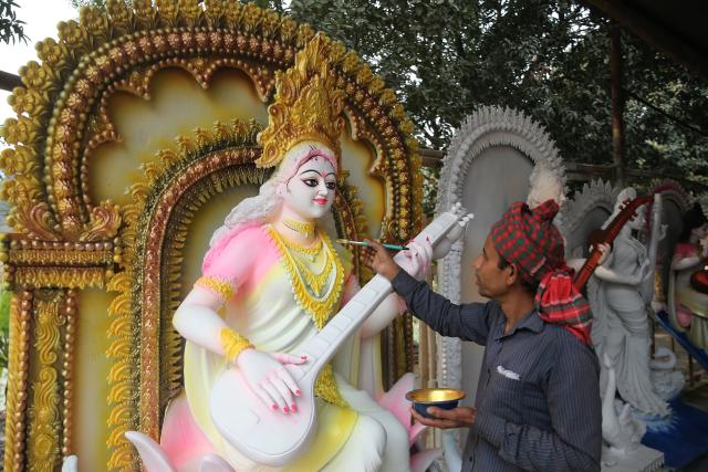 (260120) -- DHAKA, Jan. 20, 2026 (Xinhua) -- An idol maker paints a clay idol ahead of Saraswati Puja Festival in Dhaka, Bangladesh, on Jan. 20, 2026. (Photo by Habibur Rahman/Xinhua)